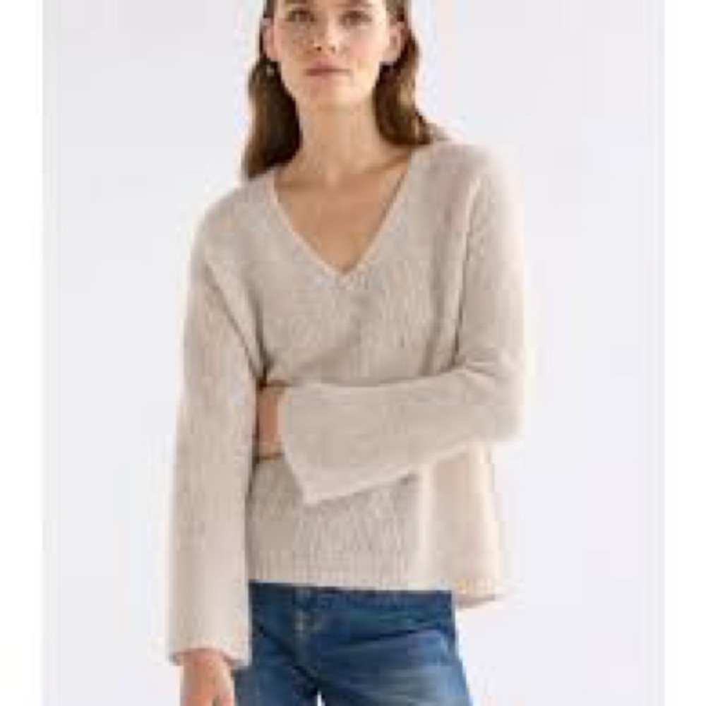 Line small Elegant Beige V-Neck Sweater
